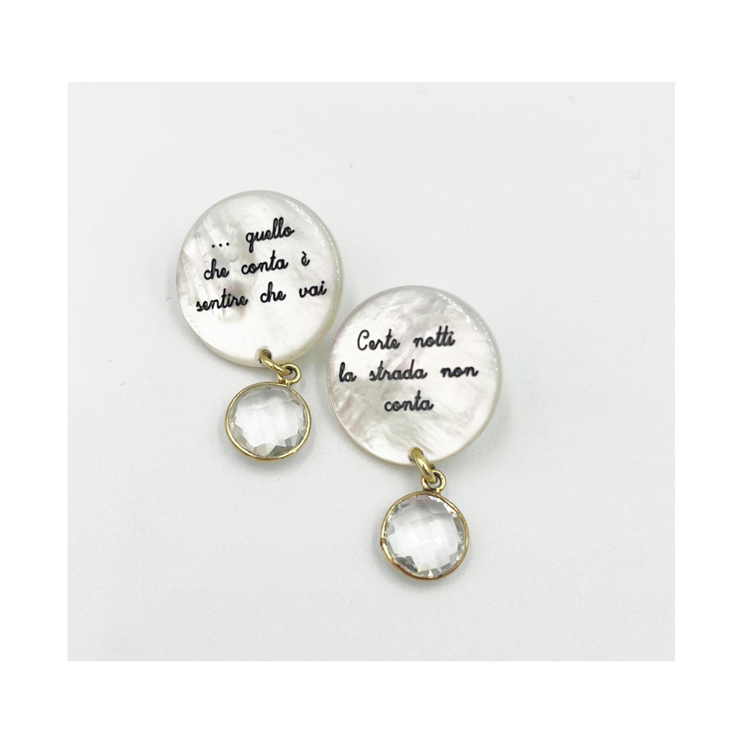 Etnò orecchini madreperla con frase.